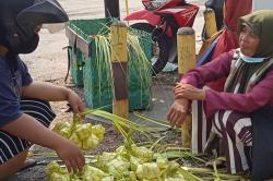 Penjualan Selongsong Ketupat di Pasar Prambanan Sepi, Pedagang Banting Harga