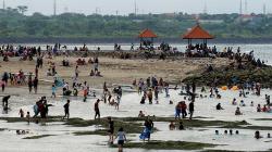 Masuk Zona Hijau, Pantai Sanur Bali Ramai Dikunjungi Wisatawan Lokal