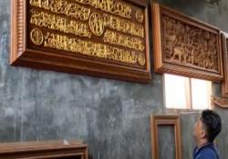 Melihat Ukiran Kaligrafi asal Bojonegoro di Atas Kayu Jati 