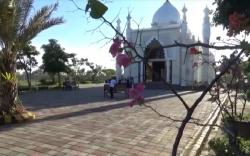 Masjid Taj Mahal Gresik Ramai Dikunjungi Warga di Hari Lebaran