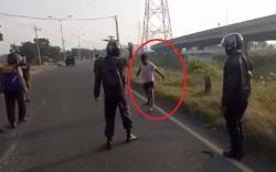 Pemuda Ini Kesurupan di Jalanan Porong saat Warga Sholat Id