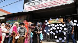 Tanpa Salaman, Warga Sidoarjo Ambil Amplop Lebaran di Pagar Kejujuran