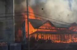 Video Resto dan Gedung Balai Wartawan di Manado Terbakar 