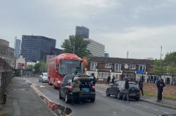 Suporter MU Demo Lagi di Old Trafford, Bus Liverpool Sempat Dihadang
