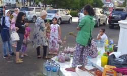 Peziarah Datangi TPU, Pedagang Bunga di Palembang Panen Untung<