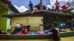 Permukiman Tanah Bumbu Banjir hingga 2 Meter, Warga Bertahan di Atap Rumah