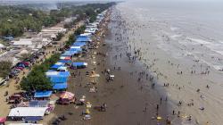 Penampakan dari Udara Pantai Tanjung Pakis Karawang Ramai Wisatawan