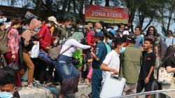 Liburan ke Kepulauan Seribu, Wisatawan Berkerumun di Pelabuhan Kaliadem