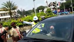 Video Pengendara Pelat B Adu Mulut dengan Petugas di Simpang Gadog