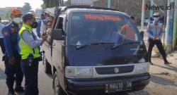 Video Sejumlah Kendaraan Bak Terbuka Menuju Lokasi Wisata di Putar Arah