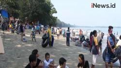 Video Ribuan Wisatawan Manfaatkan Libur Lebaran di Pantai Carita