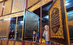 Libur Lebaran, Warga Palembang Kunjungi Objek Wisata Religi Alquran Raksasa<