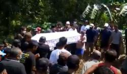 3 Jenazah Sekeluarga Korban Perahu Terbalik di Kedung Ombo Dimakamkan, Isak Tangis Pecah