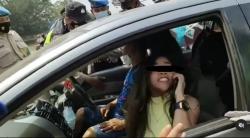 Polisi Kejar Perempuan Berbaju Seksi yang Mengamuk Diputar Balik di Jalur Anyer