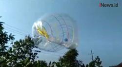 Detik-Detik Balon Udara Raksasa Meletus Mengenai Jaringan Listrik di Madiun