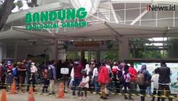 Video Ribuan Wisatawan Datangi Kebun Binatang Bandung<