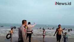 Video Polisi Bubarkan Kerumunan Wisatawan di Pantai Anyer