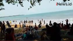Video Wisatawan Masih Padati Pantai Carita
