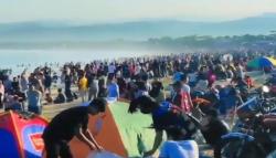 Abaikan Prokes, Wisatawan Membeludak di Pantai Santolo Garut<