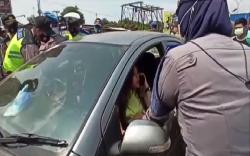 Perempuan Ini Ngamuk saat Diminta Putar Balik di Cilegon 