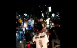 Diduga Saling Senggol, Rombongan Pengantar Jenazah dan Pengendara Bentrok di Jalan