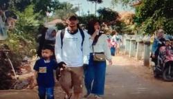 Menolak Diputar Balik, Wisatawan Lokal Nekat Jalan Kaki ke Pantai Cemara Cianjur<