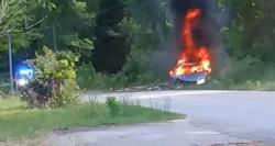 Timbun Bensin, Pengemudi Perempuan Ini Nyaris Tewas Terbakar dalam Mobil Mewah