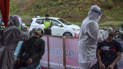 Cegah Penyebaran Covid-19, Pemudik Jalani Tes Antigen di Pos Penyekatan Gentong