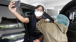 Pekerja Seni Disuntik Vaksin Covid-19 Secara Drive Thru