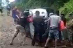 Video Mobil Dinas Pertanian Terbalik saat Hendak ke Kantor Bupati<