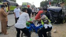 Video Mobil Pikap Tabrak Motor dan Truk di Subang, 2 Orang Tewas