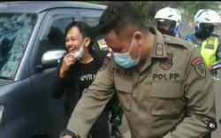 Begini Gaya Santun Kang Mus Preman Pensiun saat Kena Razia Penyekatan 