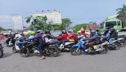 Hindari Macet H-7 Lebaran, Pemudik Sepeda Motor Mulai Ramaikan Jalur Pantura Cirebon<