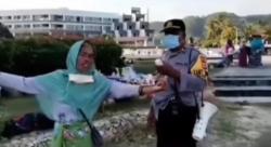 Kocak, Ibu-Ibu Menolak Disuruh Pulang saat Liburan di Pantai Ngoceh Pakai Bahasa Inggris