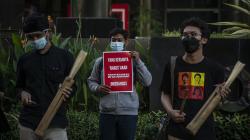 Aksi Teatrikal Kentongan Dukung 75 Pegawai KPK