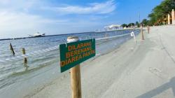 Penampakan Pantai Ancol Dipasang Pagar, Pengunjung Dilarang Berenang