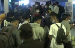 Video Ratusan Penumpang Antre Rapid Test di Bakauheni