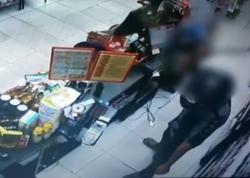 Detik-Detik Aksi Perampokan Bercelurit di Mini Market Palangkaraya Terekam CCTV<