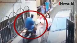 Rekaman CCTV Penjambretan Tas Mewah di Perumahan Elite Duren Sawit<