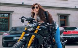 Pose Hot di Atas Moge, Pevoli Cantik Sabina Altynbekova: Saya Suka Hal Ekstrem