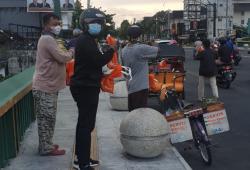 UKDW Peduli Bagikan 1.000 Nasi Bungkus untuk Pekerja Informal