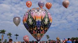 Warna-warni Balon Udara Hiasi Langit Wonosobo