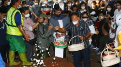 Suasana Pemakaman Wimar Witoelar di TPU Tanah Kusir