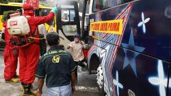 Tiba di Terminal Kampung Rambutan, Pemudik Disemprot Cairan Disinfektan