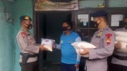 Blusukan ke Kampung, Brimob Bagikan Beras Untuk Warga Terdampak Pandemi <