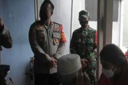 Polisi ^Jemput Bola^ Pemudik untuk Tes Swab