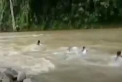 Video Perahu Basarnas Terbalik usai Membentur Batu di Madina 