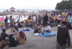 Rayakan Lebaran Ketupat, Warga Kampung Jawa di Denpasar Padati Pantai Sanur