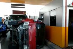 Video Truk Tabrak Truk, Gerbang Tol Kalihurip Utama Rusak