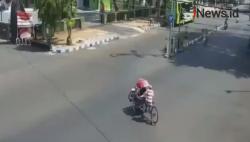 Video Emak-Emak Terlibat Tabrakan Motor, Baku Hantam di Tengah Jalan